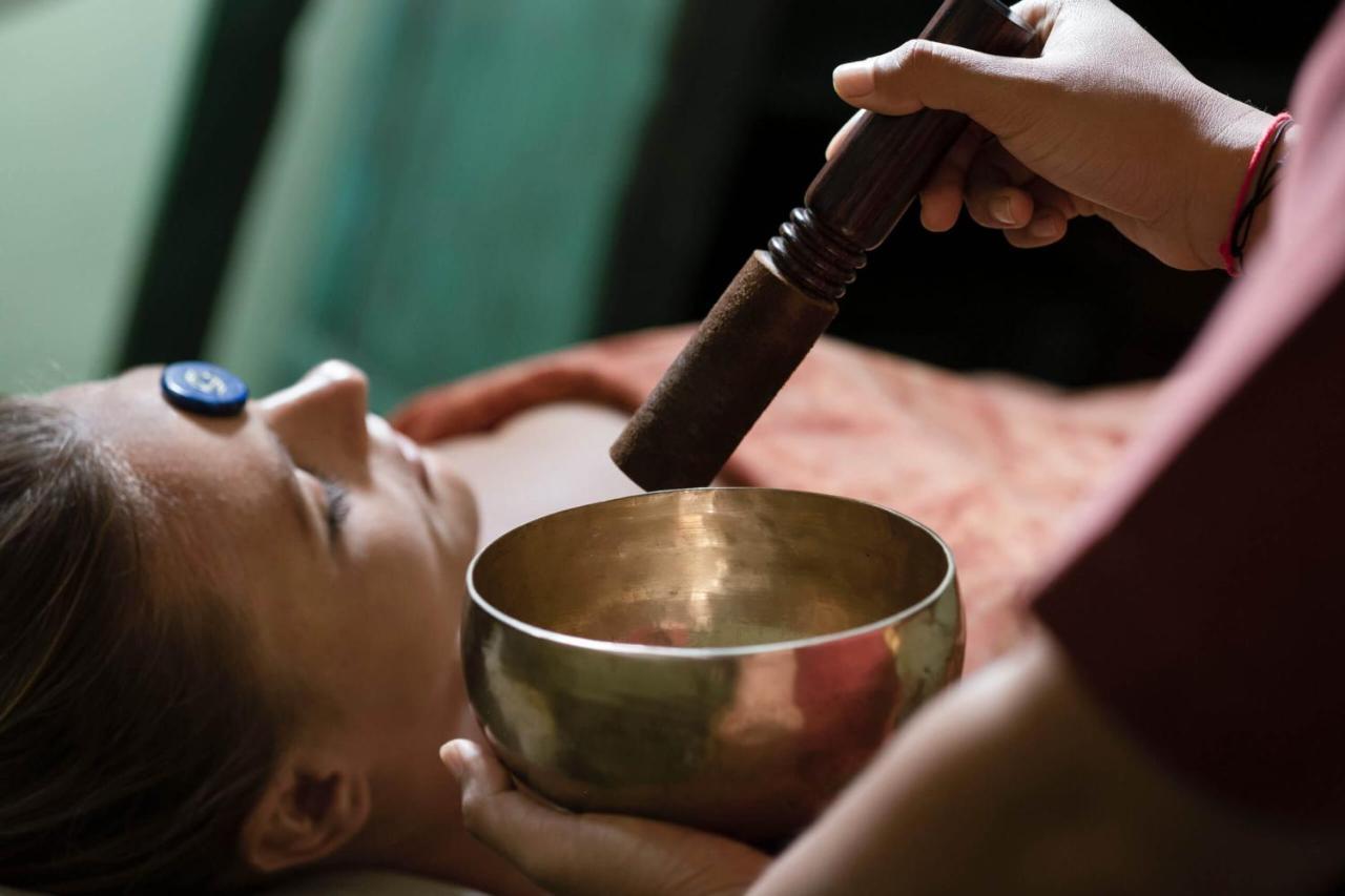 Hotel Adiwana Suweta Ubud Exterior foto A singing bowl being played