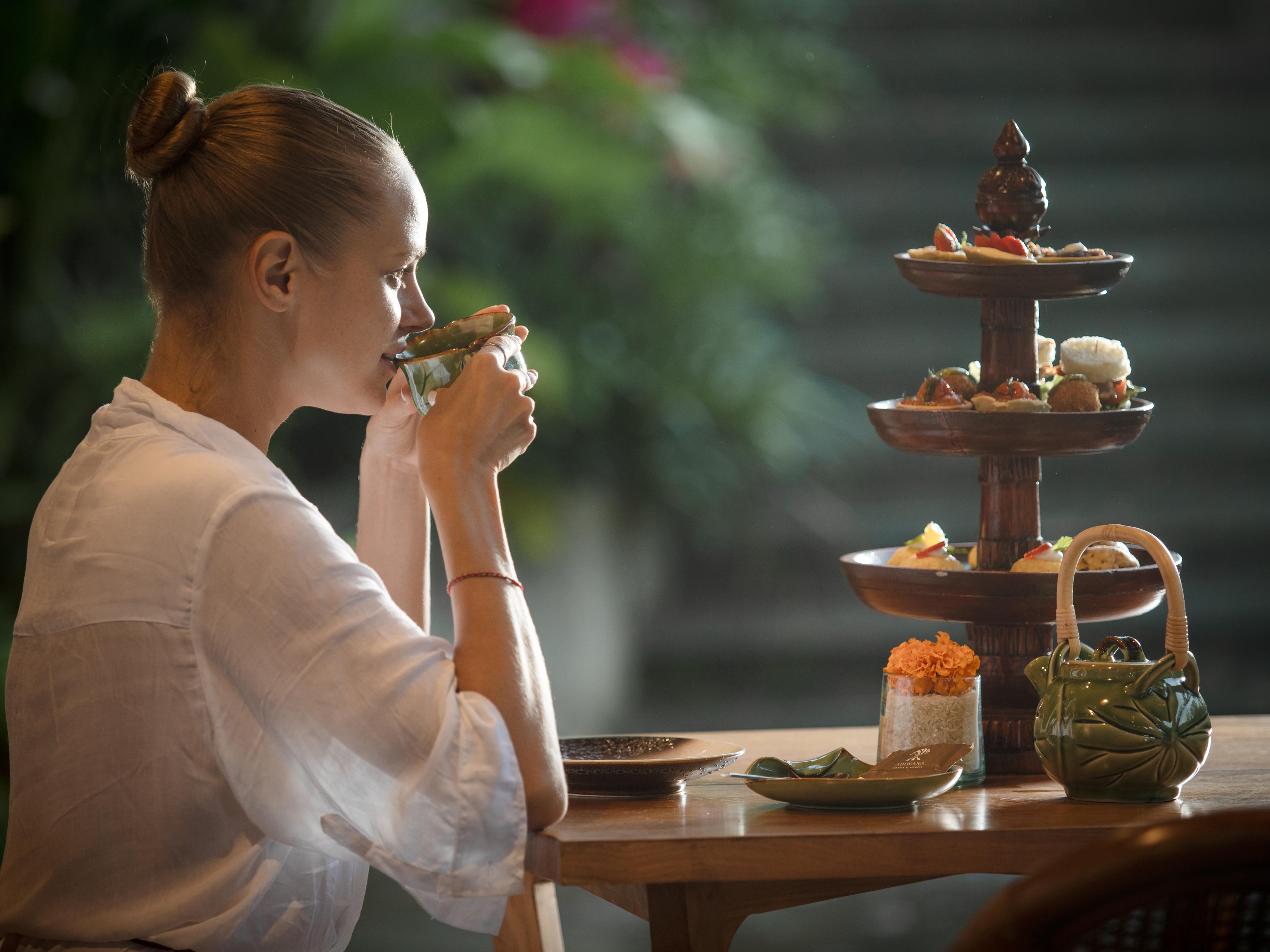 Hotel Adiwana Suweta Ubud Exterior foto A woman drinking Thai tea