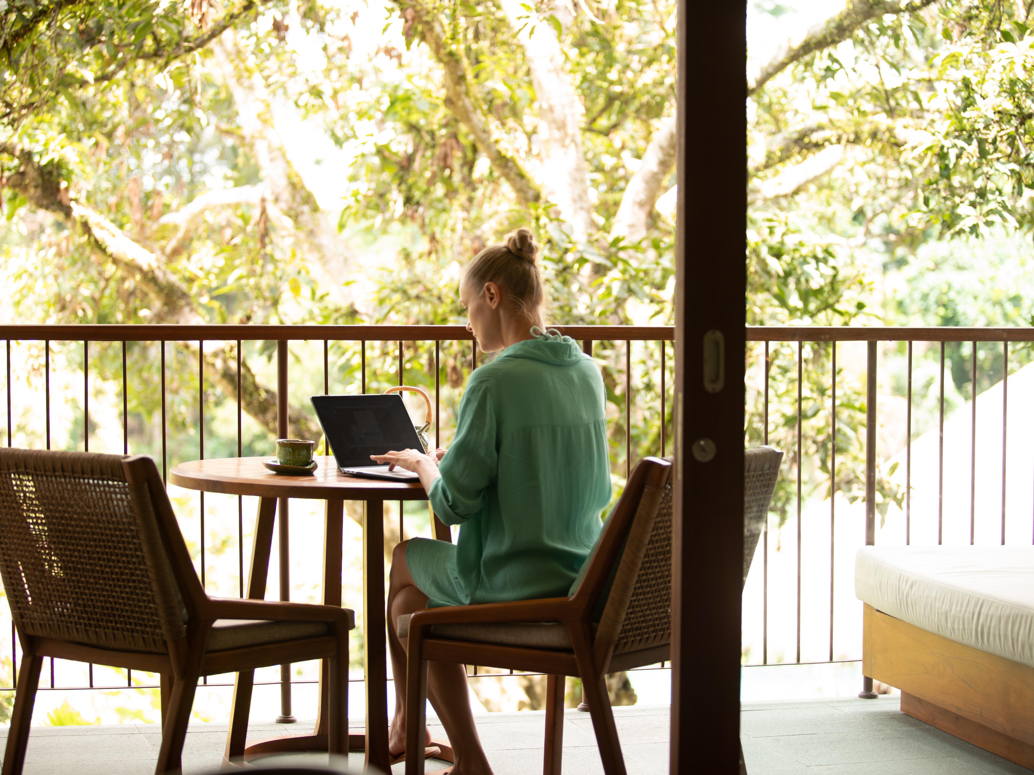 Hotel Adiwana Suweta Ubud Exterior foto A woman working from home