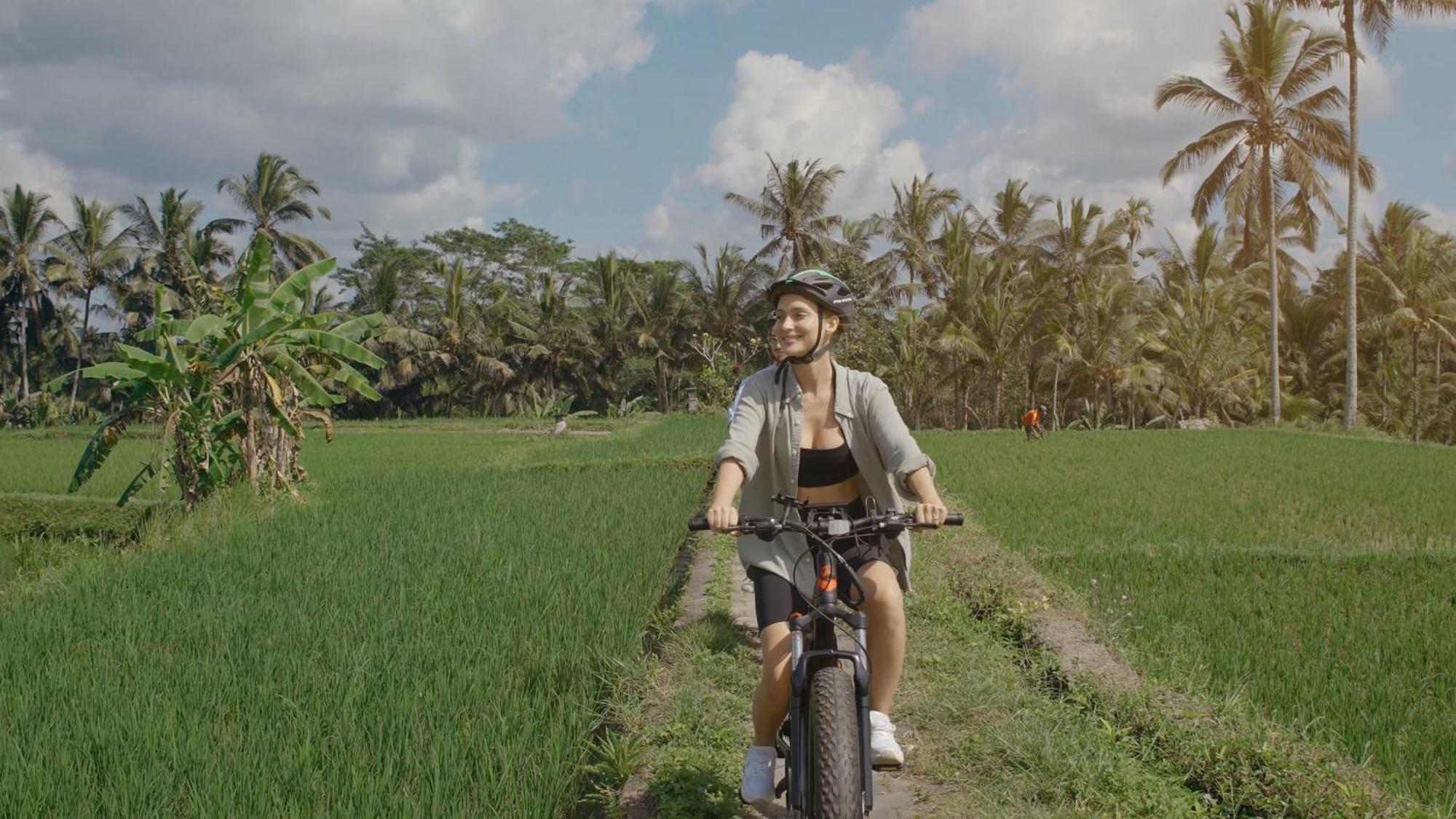 Hotel Adiwana Suweta Ubud Exterior foto A woman riding a QICYCLE Q33