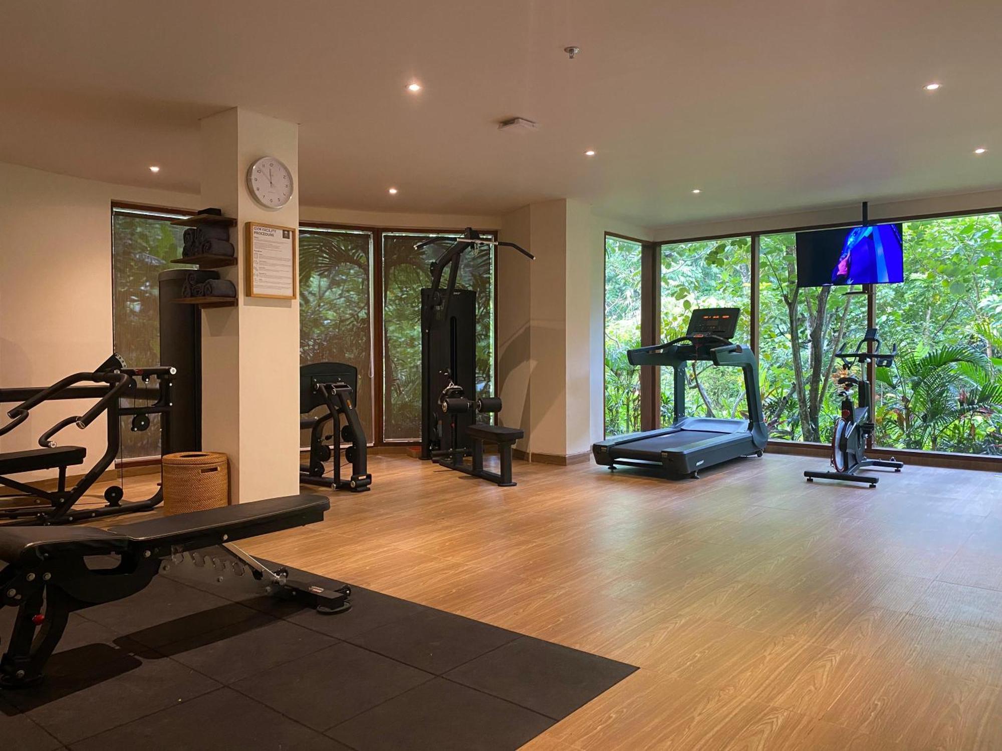 Hotel Adiwana Suweta Ubud Exterior foto The gym at the hotel