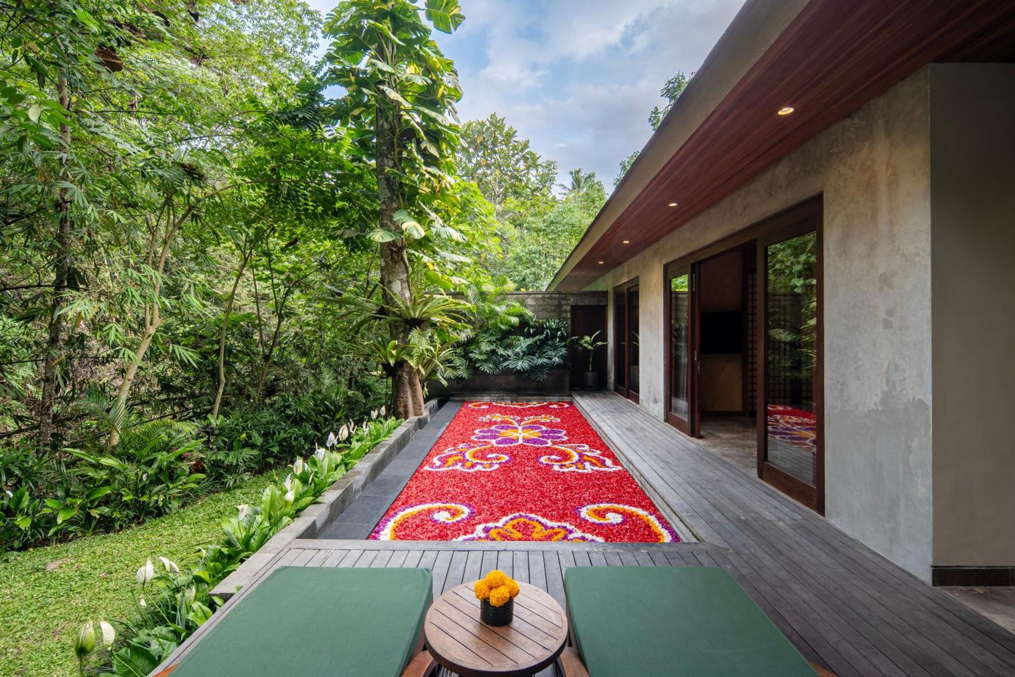 Hotel Adiwana Suweta Ubud Exterior foto The private pool of a villa at the resort